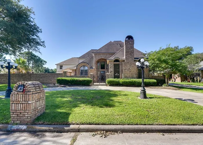 Expansive Home W/ Pool Table ~ 15 Mi To Galveston!