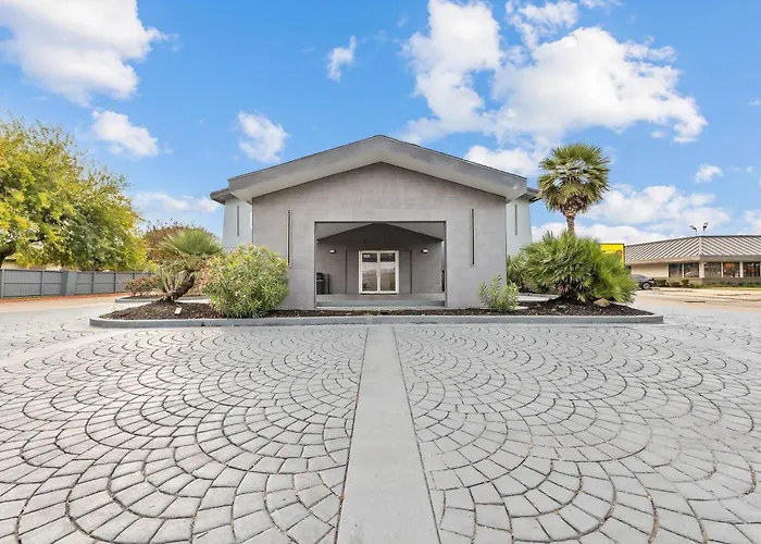 Super 8 By Wyndham Texas City - Galveston Area