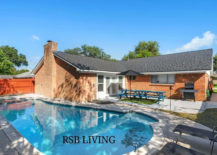 Amazing 4Br 2Bath Home With Pool & Game-Movie Room